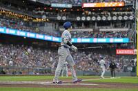 　３回、32号２ランを放ち、打球の行方を追う大谷（共同）