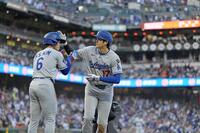 　３回、32号２ランを放ち、先に生還した三走・金慧成（６）に迎えられる大谷（共同）