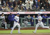 　９回、スミス（手前右）が併殺打に倒れて試合終了になる。ベンチの中央はがっかりする大谷（共同）