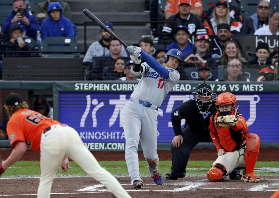 　３回、32号２ランを放つ大谷（共同）