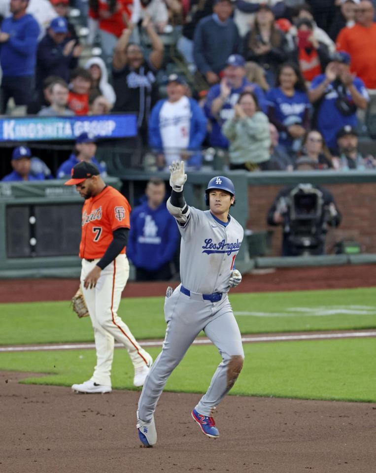 　３回、32号２ランを放ち、塁を回る大谷（共同）