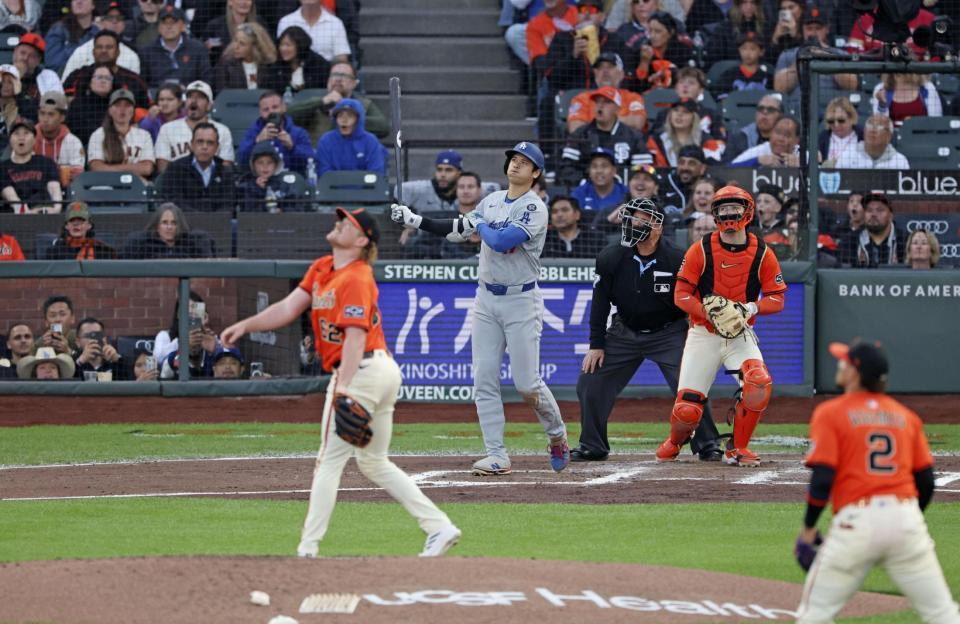 　３回、32号２ランを放ち、打球の行方を追う大谷（共同）