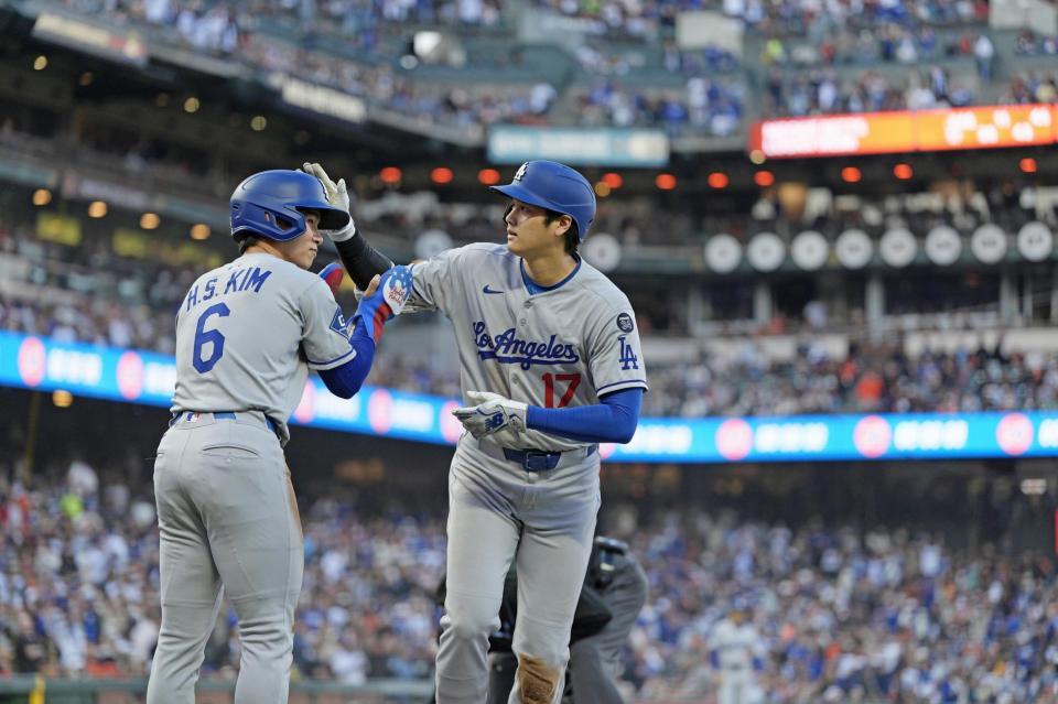 　３回、32号２ランを放ち、先に生還した三走・金慧成（６）に迎えられる大谷（共同）