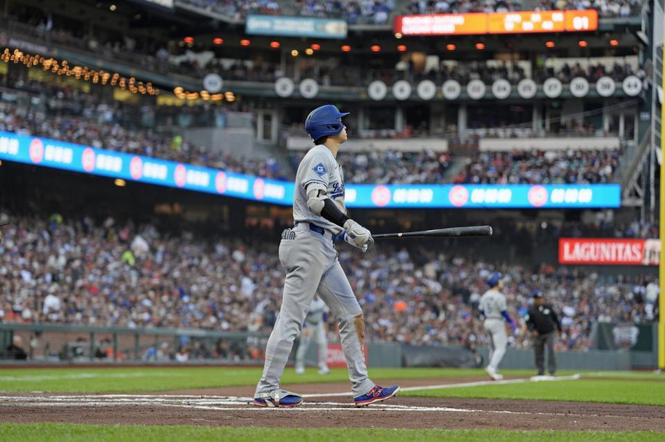 　３回、32号２ランを放ち、打球の行方を追う大谷（共同）