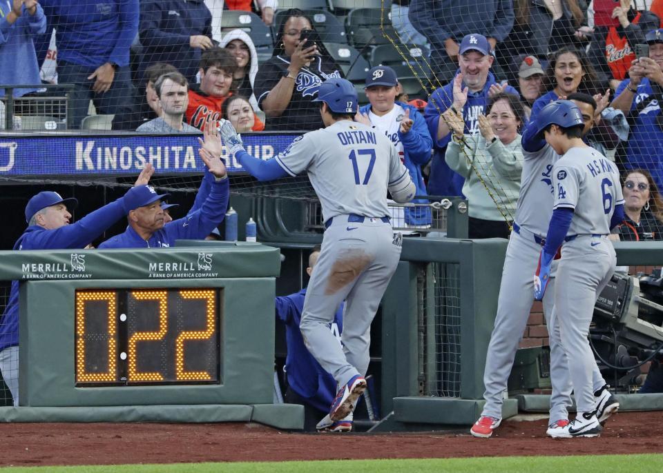 　３回、32号２ランを放ち、ロバーツ監督（左から２人目）らに迎えられる大谷（17）＝共同