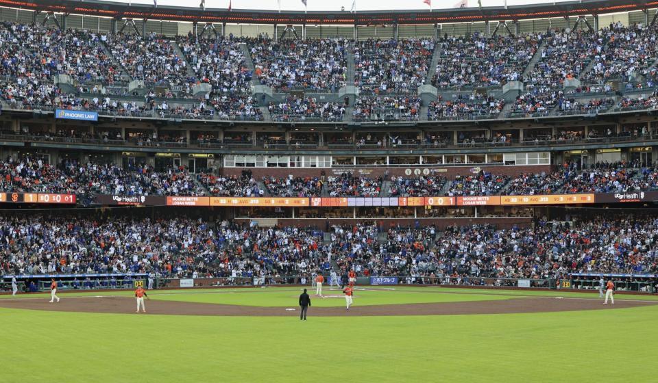 　３回、32号２ランを放ち、本塁を踏んだ大谷（共同）