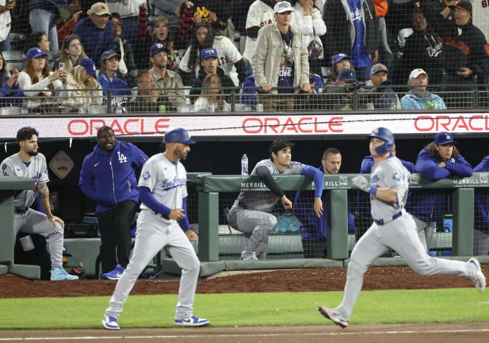 　９回、スミス（手前右）が併殺打に倒れて試合終了になる。ベンチの中央はがっかりする大谷（共同）