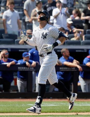 　カブス戦の九回に今季３５号を放ち、大リーグ史上最速の通算３５０本塁打に到達したヤンキースのジャッジ＝１２日（ゲッティ＝共同）