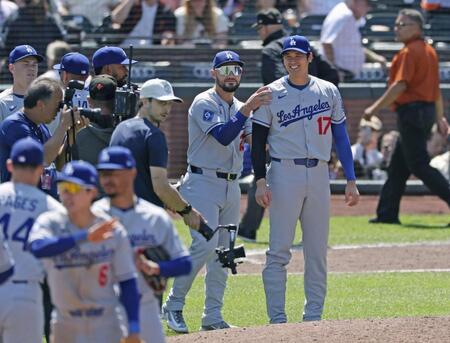 　ジャイアンツに勝利し、チームメートを迎える谷（１７）＝共同