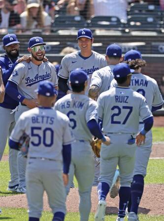 　ジャイアンツに勝利し、笑顔でチームメートを迎える大谷（中央）＝共同