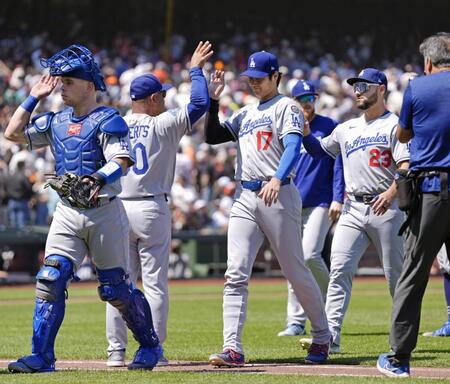 　ジャイアンツに勝利し、ロバーツ監督とタッチを交わす大谷（１７）＝共同