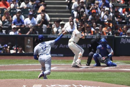 　ジャイアンツ戦に先発登板し、第１球を投じる大谷（共同）