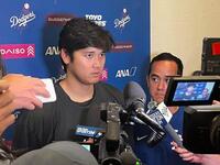 　試合後、報道陣の取材に応じる大谷（共同）