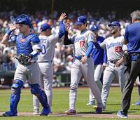 　ジャイアンツに勝利し、ロバーツ監督とタッチを交わす大谷（１７）＝共同