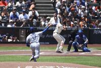 　ジャイアンツ戦に先発登板し、第１球を投じる大谷（共同）