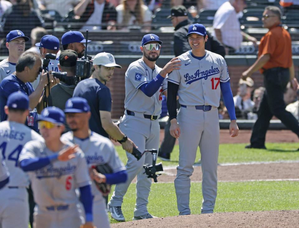 　ジャイアンツに勝利し、チームメートを迎える谷（１７）＝共同