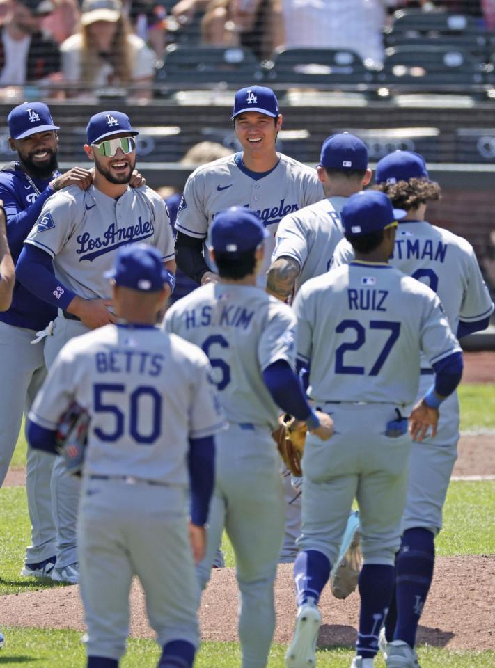 　ジャイアンツに勝利し、笑顔でチームメートを迎える大谷（中央）＝共同