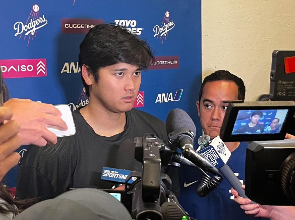 　試合後、報道陣の取材に応じる大谷（共同）