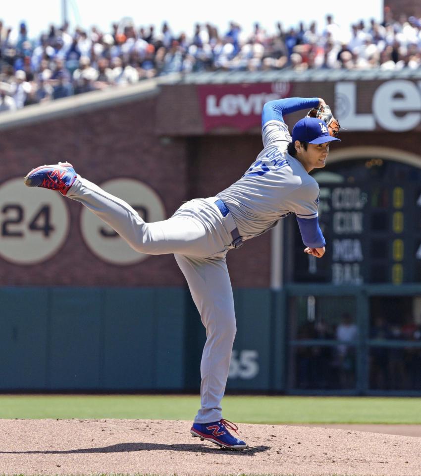 　１回、ジャイアンツ打線を３者連続三振に抑える先発の大谷（共同）