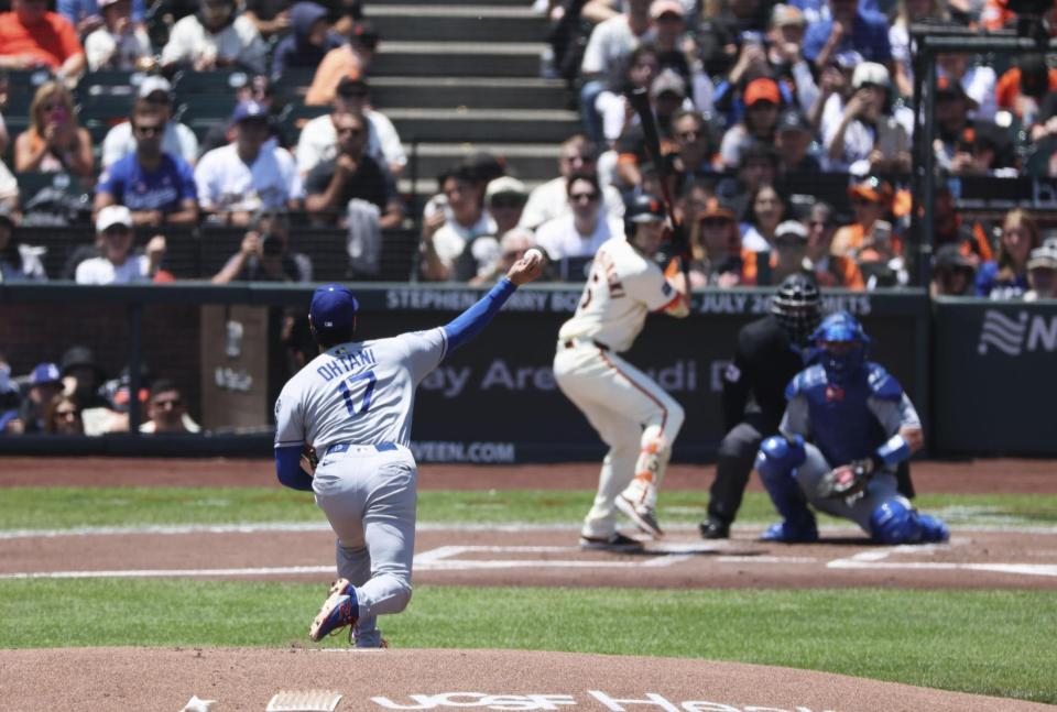 　ジャイアンツ戦に先発登板し、第１球を投じる大谷（共同）