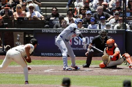 　ジャイアンツ戦の５回、右前打を放つドジャース・大谷。投手レイ（共同）