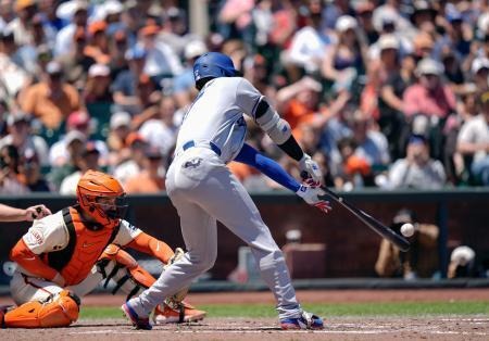 　ジャイアンツ戦の５回、右前打を放つドジャース・大谷＝サンフランシスコ（共同）