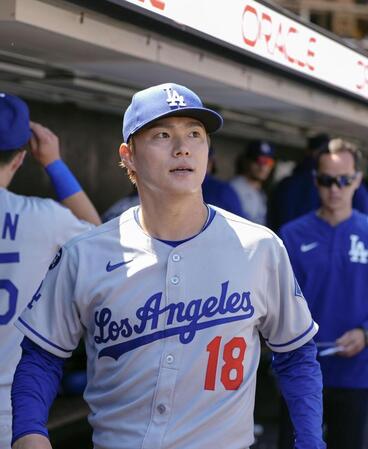 　ジャイアンツ戦の７回を投げ終え、ベンチに戻ったドジャース・山本（共同）