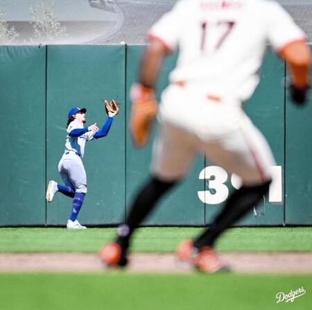 　１０回、デバースの打球を好捕したアウトマン（ロサンゼルス・ドジャース提供）
