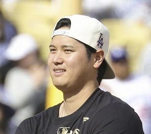 【写真】超豪華肩組み５ショット！大谷翔平が飛行機の前でカーショーらとニッコリ