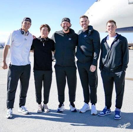 　アトランタへ移動した（左から）大谷、山本、カーショー、フリーマン、スミス（ロサンゼルス・ドジャース提供）