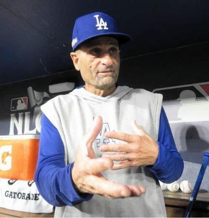 　ドジャースのエベル三塁ベースコーチ（撮影・小林信行）