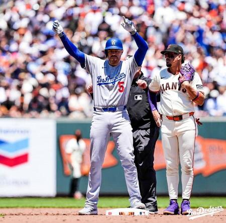 　適時二塁打を放ち、ポーズを決めるフリーマン（ロサンゼルス・ドジャース提供）