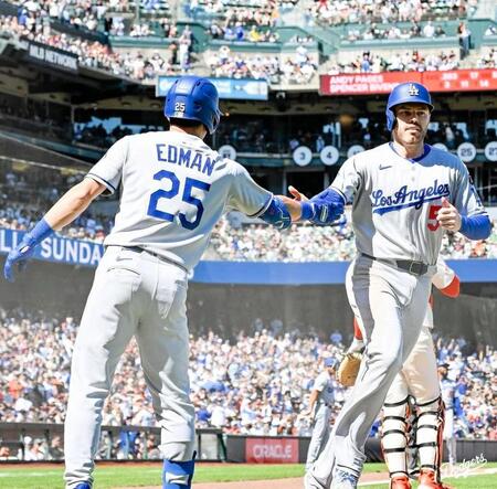 　パヘズのタイムリーで生還するフリーマン（ロサンゼルス・ドジャース提供）