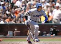 　ジャイアンツ戦の５回、右前打を放つドジャース・大谷（共同）