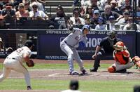 　ジャイアンツ戦の５回、右前打を放つドジャース・大谷。投手レイ（共同）