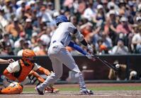 　ジャイアンツ戦の５回、右前打を放つドジャース・大谷（共同）