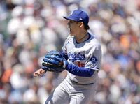 　ジャイアンツ戦の７回、シュミットを見逃し三振に仕留めほえるドジャース・山本（共同）