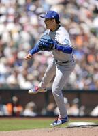 　ジャイアンツ戦の７回、シュミットを見逃し三振に仕留めほえるドジャース・山本（共同）