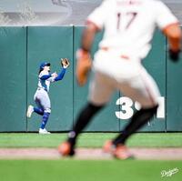 　１０回、デバースの打球を好捕したアウトマン（ロサンゼルス・ドジャース提供）