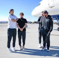 　空港で背伸び対決をする大谷と山本。それを見守るカーショーとフリーマン（ロサンゼルス・ドジャース提供）