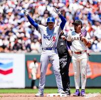 　適時二塁打を放ち、ポーズを決めるフリーマン（ロサンゼルス・ドジャース提供）