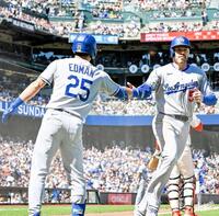 　パヘズのタイムリーで生還するフリーマン（ロサンゼルス・ドジャース提供）