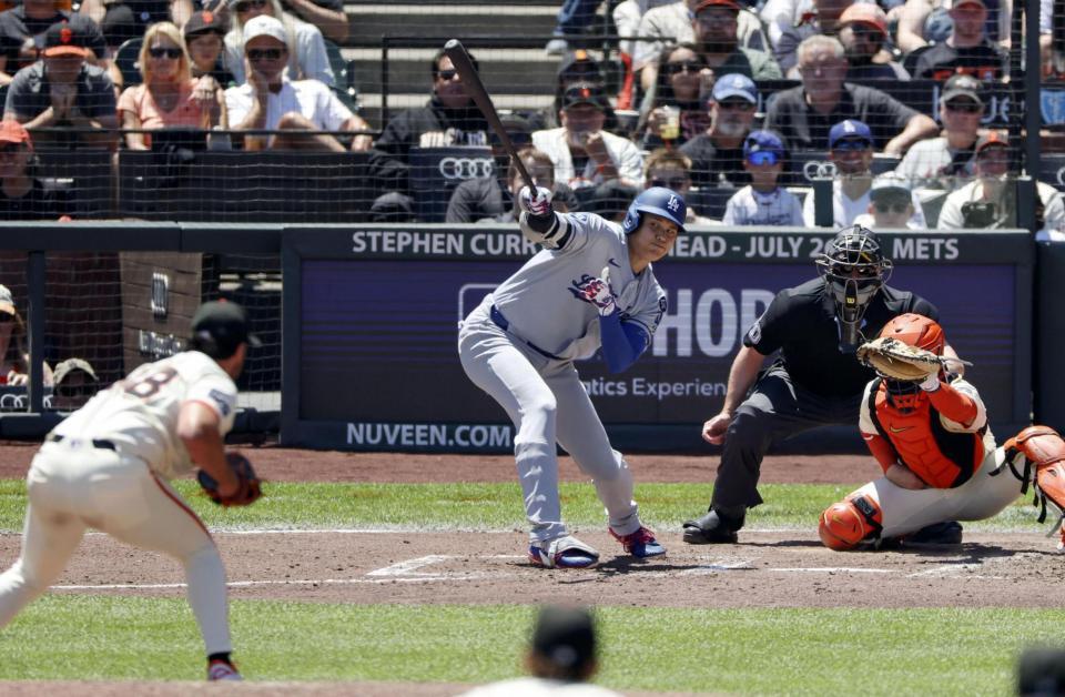 　ジャイアンツ戦の５回、右前打を放つドジャース・大谷。投手レイ（共同）