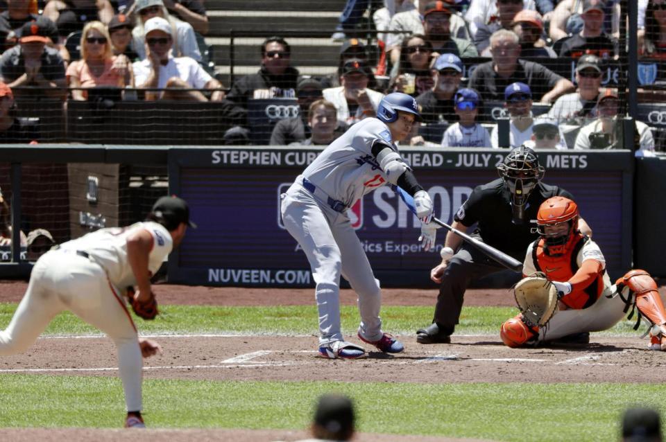 　ジャイアンツ戦の５回、右前打を放つドジャース・大谷。投手レイ（共同）