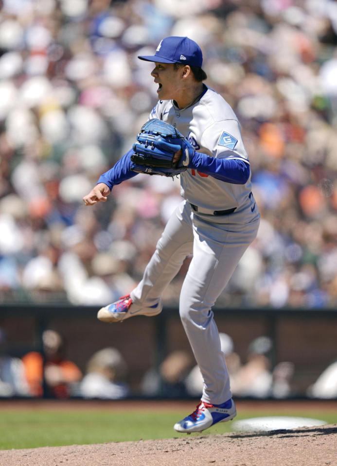 　ジャイアンツ戦の７回、シュミットを見逃し三振に仕留めほえるドジャース・山本（共同）