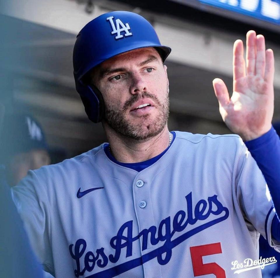 　ベンチでタッチをかわすフリーマン（ロサンゼルス・ドジャース提供）