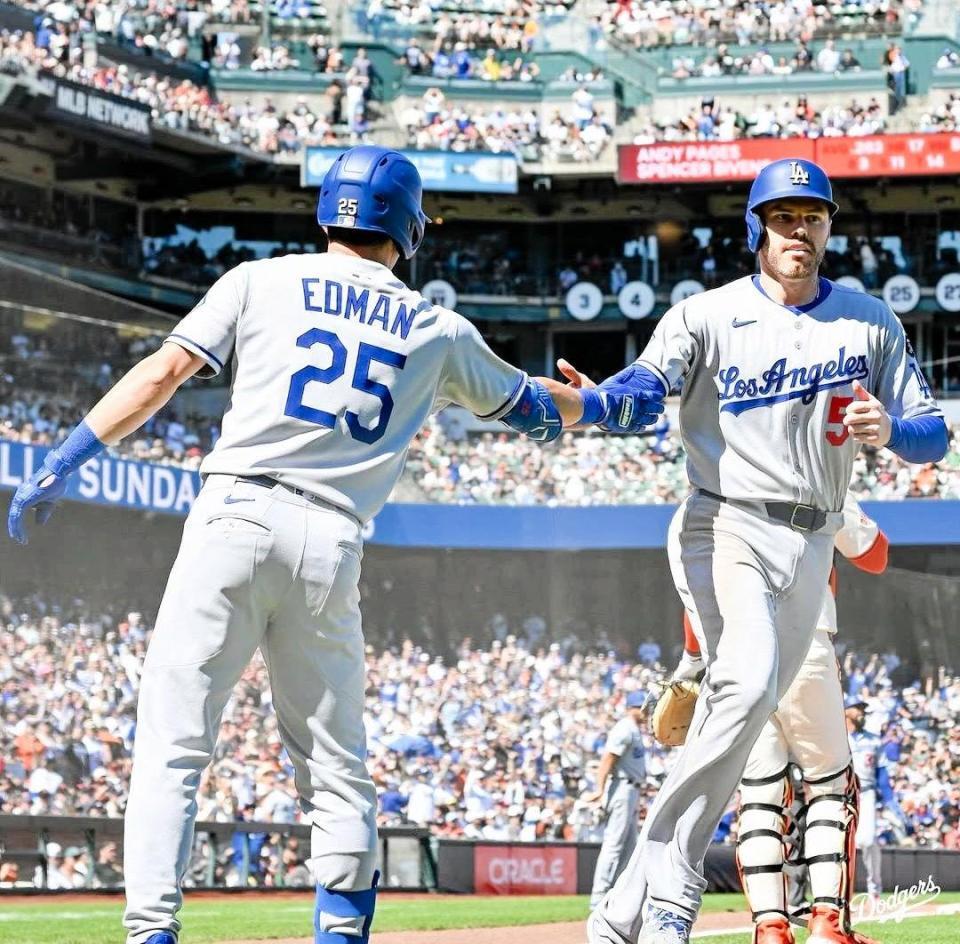 　パヘズのタイムリーで生還するフリーマン（ロサンゼルス・ドジャース提供）