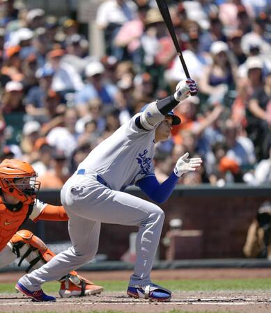　ジャイアンツ戦の５回、右前打を放つドジャース・大谷（共同）