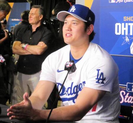 　報道陣の質問に答える大谷（撮影・小林信行）