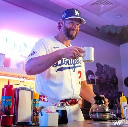 　レストランの店員に扮したカーショー（ロサンゼルス・ドジャース提供）